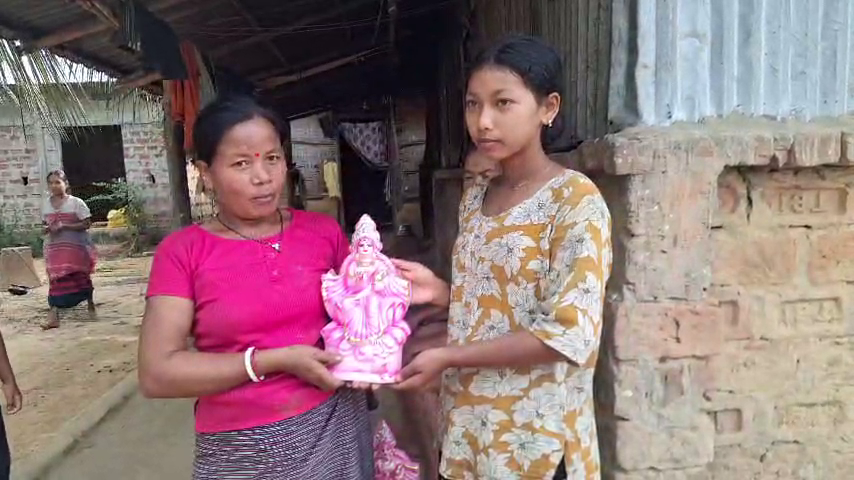 লক্ষ্মীপূজাকে কেন্দ্র করে মানবিক উদ্যোগ গ্রহণ করলেন আমবাসার বিশিষ্ট শিক্ষক স্বপন নমঃ