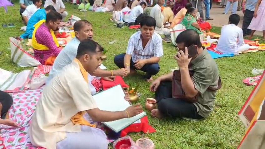 হালখাতার যাত্রা এবং ভগবানের আশীর্বাদ লাভে নববর্ষে লক্ষীনারায়ন বাড়ি মন্দিরে ভক্তবৃন্দের উপচেপরা ভীর
