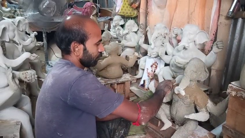  সামনেই গণেশ চতুর্থী, মূর্তি পাড়ায় ব্যস্ততা তুঙ্গে, আনুষাঙ্গিক সামগ্রীর মূল্য বৃদ্ধিতে মৃৎশিল্পীদের কপালে চিন্তার ভাঁজ