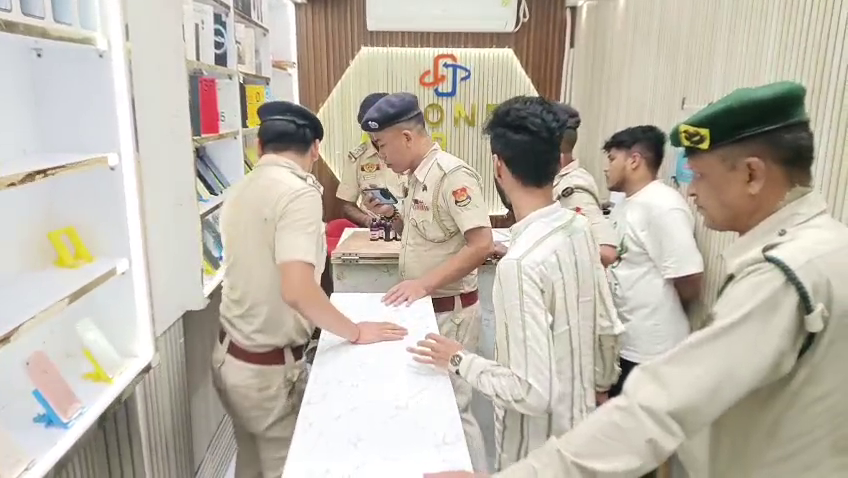  পরিচালিত হচ্ছিল জেল থেকে! মোবাইলের দোকানে চলছিল নেশার ব্যবসা, উদ্ধার প্রচুর নেশা সামগ্রী 