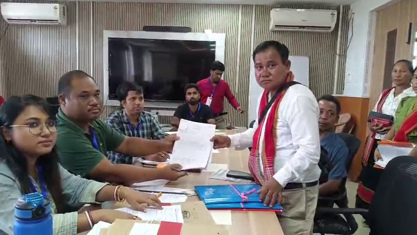 আসন্ন ভিলেজ কাউন্সিল নির্বাচনকে কেন্দ্র করে মনোনয়নপত্র দাখিল করল তীপ্রামথা দলের প্রার্থীরা