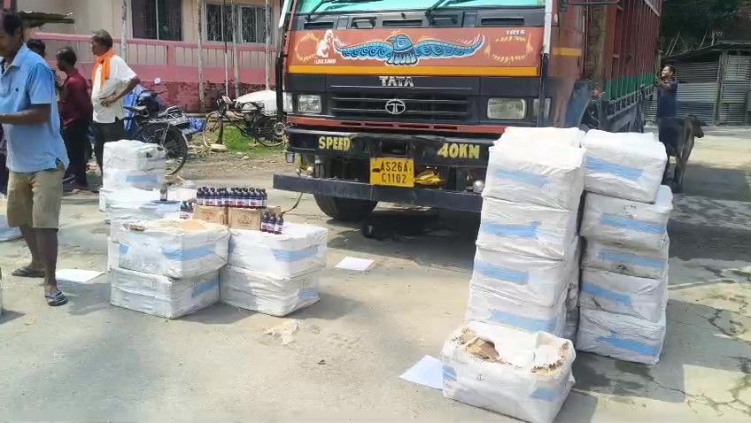 বাংলা নববর্ষের প্রথম দিনেই প্রায় দেড় কোটি টাকা মূল্যের নেশার সিরাপ জব্দ করলো অসম চুরাইবাড়ি পুলিশ। ধৃত দুই চালক।