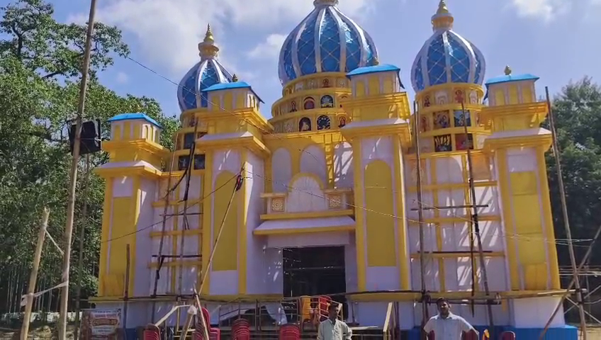 ফটিকরায়ে দ্বিতীয় বছরের দুর্গোৎসবে দর্শনার্থীদের চমক দিতে প্রস্তুতি নিচ্ছে আমি হিন্দু দুর্গাপূজা কমিটি