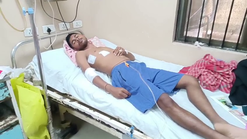 পূজা দেখতে গিয়ে ছুরিকাঘাতে গুরুতর আহত যুবক, জিবি হাসপাতালে চিকিৎসাধীন