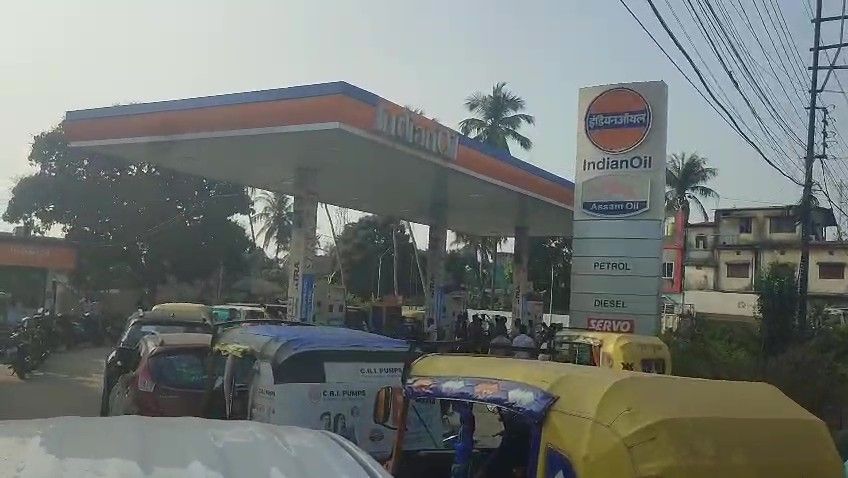 পেট্রোল ডিজেলের কৃত্তিম সংকট তৈরিকরার অভিযোগ উঠে আসলো  শান্তির বাজার আর এম সাহা পেট্রোল পাম্পের বিরুদ্ধে।