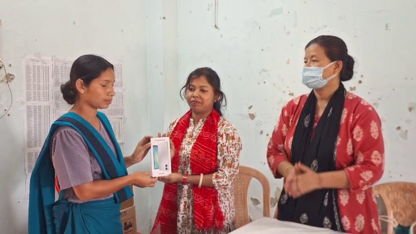 আশা কর্মীদের কাজের সুবিধার্থে দেওয়া হচ্ছে স্মার্টফোন