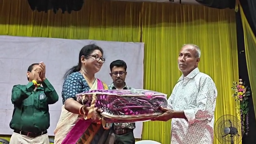 তেলিয়ামুড়া পৌর এলাকার ১৫টি ওয়ার্ডে প্রায় ৫ হাজার কম্বল বিতরণের উদ্যোগ বিধায়িকা কল্যাণী সাহা রায়ের