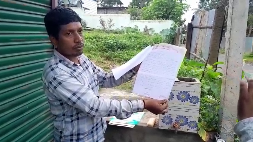 আড়ালিয়ার লোকনাথ পাড়ায় জমি মাফিয়ার তান্ডব ,বাড়ি ছাড়া এক অসহায় পরিবার