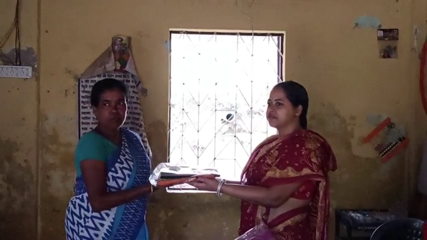 শিক্ষক স্বপন নমঃ মিড ডে মিল ওয়ার্কার্সদের মধ্যে বস্ত্র বিতরণ করেন। 