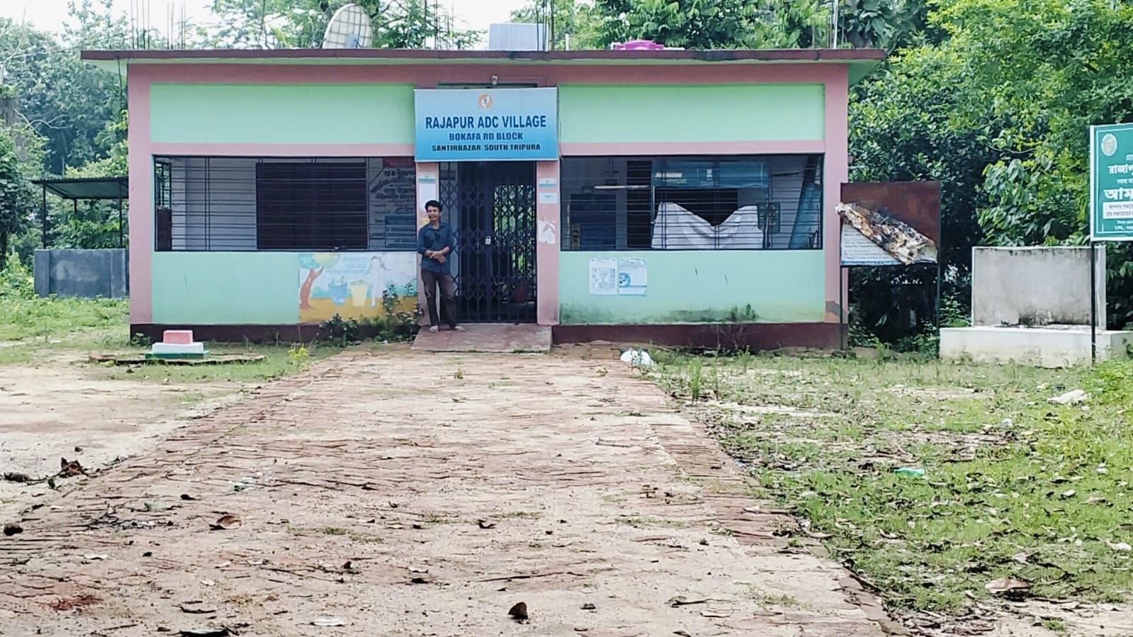 বেলা ১টা পেরোলেও তালাবন্ধ রাজাপুর পঞ্চায়েত অফিস! “এটা সরকারি দপ্তর না জমিদারের কাছারি? প্রশ্ন জনমনে। 