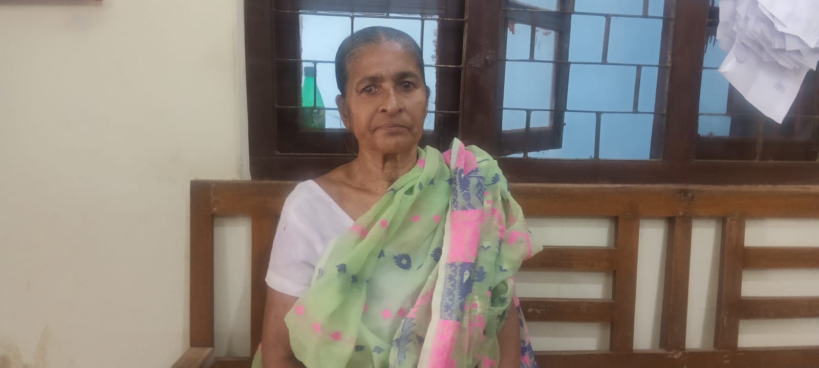 রেল রাস্তার মাঝখানে দাঁড়িয়ে পড়লেন বৃদ্ধা মঞ্জু দত্ত