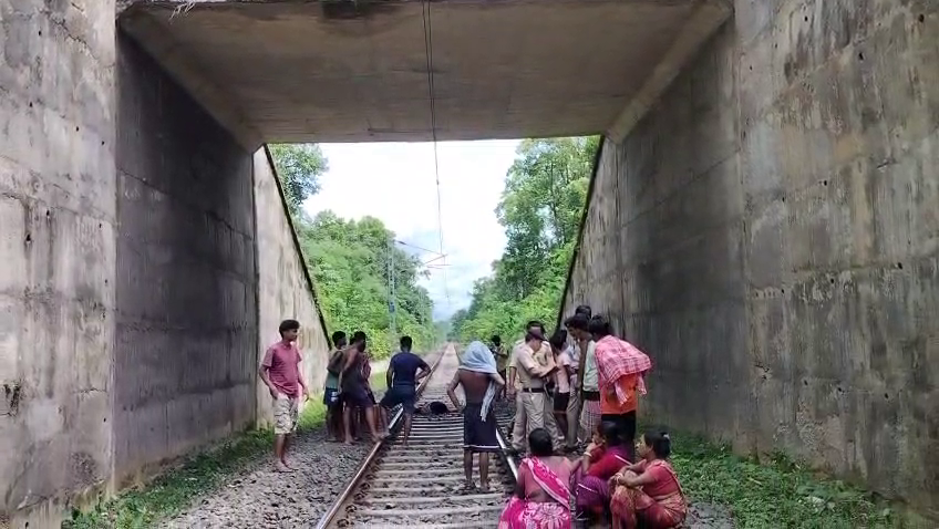   আবারো রেলে কাটা পড়ে মৃত্যু ৬২ বছর বয়সি উর্দ্ধ এক বৃদ্ধ ব্যক্তি।