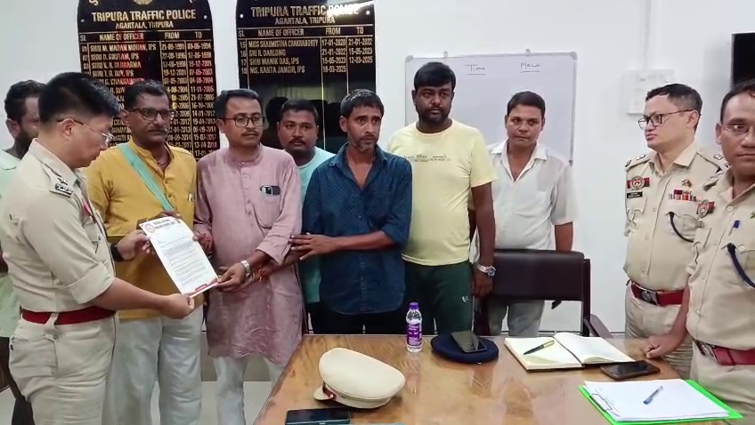 সাত দফা দাবির ভিত্তিতে ট্রাফিক সুপারের নিকট ত্রিপুরা ইলেকট্রনিক রিক্সা শ্রমিক সংঘের ডেপুটেশন