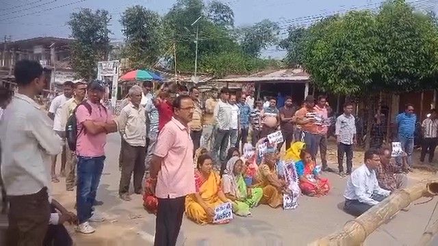 অটো চালক সুখেন লোধের খুনীদের গ্রেফতারের দাবিতে উদয়পুর খিলপাড়া এলাকায় রাস্তা অবরোধ।