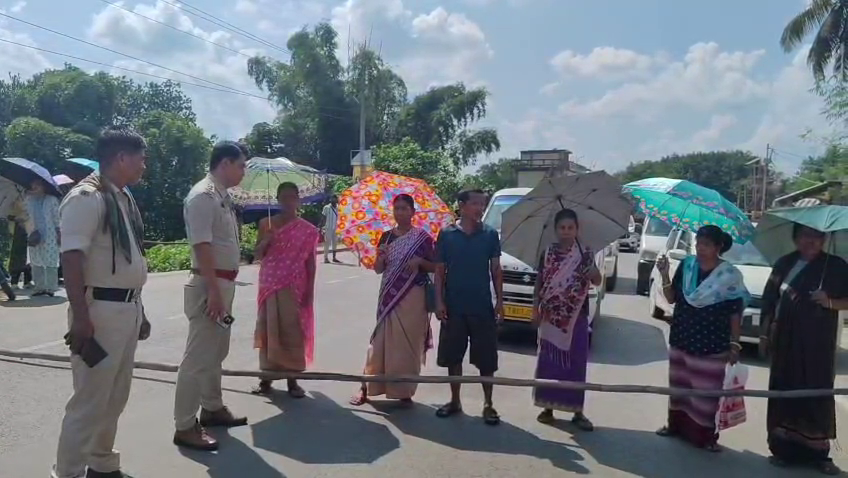 শারদ উৎসবে এখনও মেলেনি রেগার মজুরি, ক্ষোভে ছনখলায় জাতীয় সড়ক অবরোধ