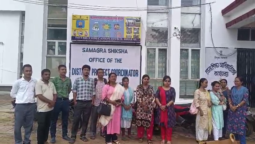 জেলা শিক্ষা আধিকারিকের কাছে একটি তিন দফা দাবি সম্বলিত স্মারকলিপি তুলে দেন  অল ত্রিপুরা সমগ্র শিক্ষা মিনিস্টিরিয়াল স্টাফ অর্গানাইজেশন