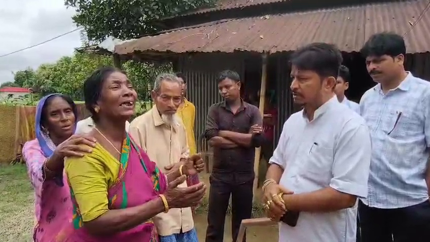 ঘিলাতলীর জলিল রহমানের মর্মান্তিক প্রয়াণে শোকাহত বিধায়ক পিনাকী দাস চৌধুরী: নিহতের বাড়িতে গিয়ে পরিজনদের সমবেদনা, কঠোর শাস্তির আশ্বাস