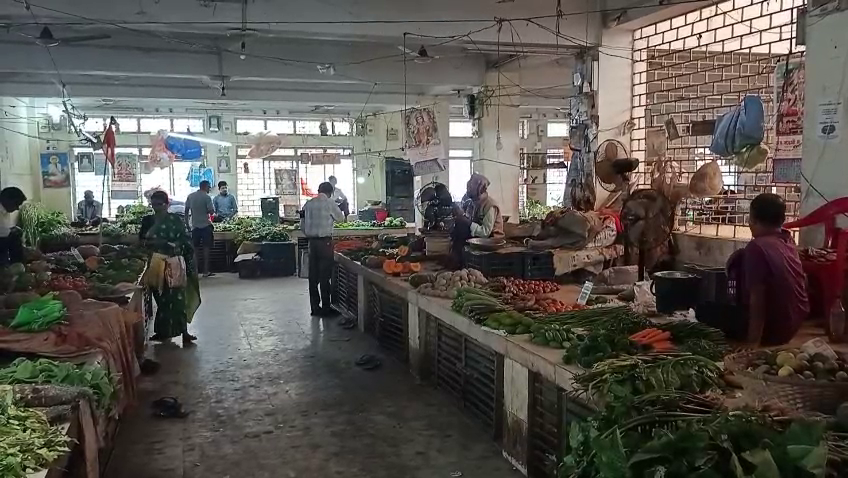 বিদ্যুৎহীন ব্যস্ত বাজার, উদাসীন বিদ্যুৎ দপ্তরের বিরুদ্ধে অভিযোগ