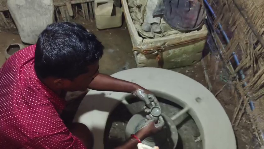 দীপাবলিকে কেন্দ্র করে ফটিকরায়ের পাল বাজারে মৃৎশিল্পীদের মধ্যে এখন মাটির প্রদীপ তৈরিতে ব্যস্ততা চরমে