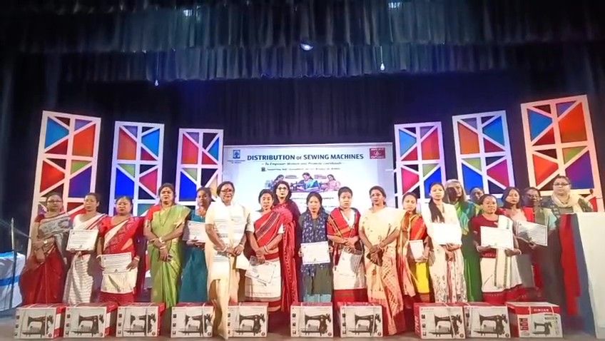 ১২০ জন মহিলার হাতে সেলাই মেশিন তুলে দিল রাজ্য মহিলা কমিশন 
