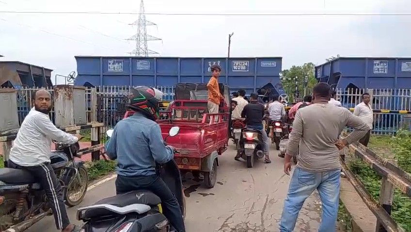 ধর্মনগর জোর কালবার্ট এলাকায় রেল গেটে দীর্ঘ প্রতীক্ষা: চরম ভোগান্তিতে স্কুল পড়ুয়া থেকে মুমূর্ষু রোগীরা