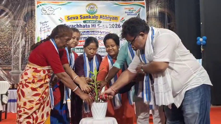 আমবাসা পৌর পরিষদের উদ্যোগে  সাফাই কর্মীদের কাজের স্বীকৃতি ও সম্মান জানানো হয়