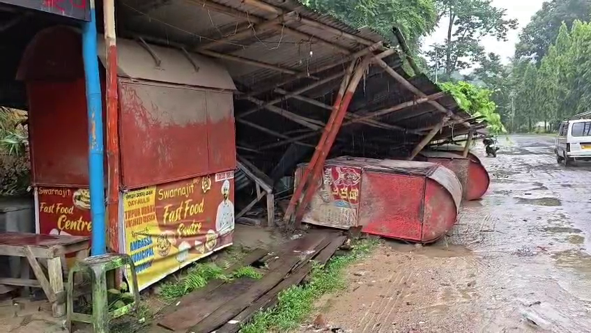 দুদিনের টানা বৃষ্টিতে বেহাল আমবাসা, বিপদসীমার উপরে ধলাই নদীর জল