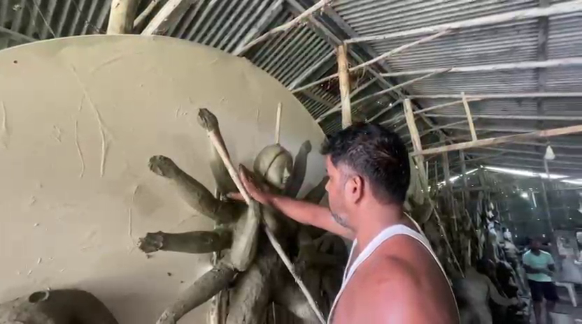 দরজায় কড়া নাড়ছে দেবী দুর্গা! প্রতিমা তৈরিতে চরম ব্যস্ত মৃৎশিল্পীরা! 