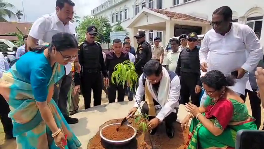 নতুননগর গার্লস এইচ.এস. স্কুলে বৃক্ষরোপণ কর্মসূচিতে অংশ নিলেন কেন্দ্রীয় মন্ত্রী সর্বানন্দ সোনোয়াল