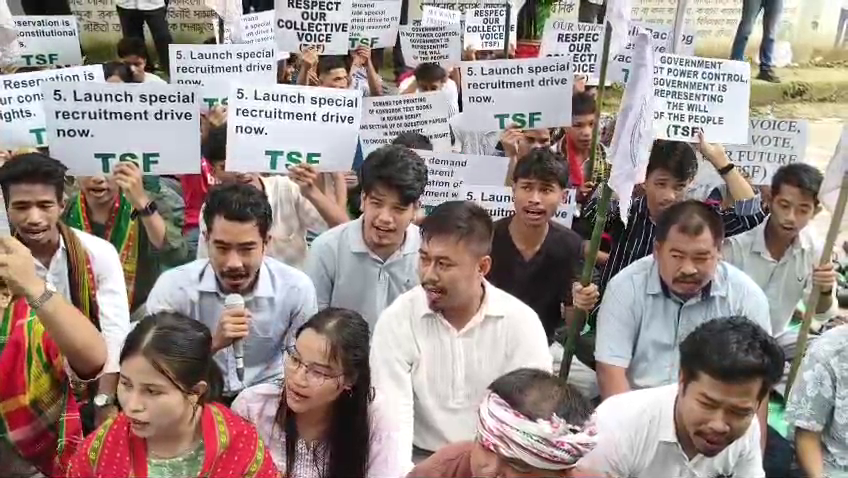 শূন্য পদ পূরণ ও রোমান হরফে পাঠ্যপুস্তক প্রকাশের দাবিতে টিএসএফের বিক্ষোভ আন্দোলন 