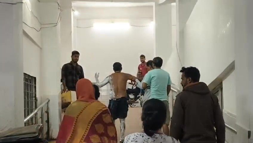 কামেশ্বর লালবাজারে মিষ্টির দোকানে ভয়াবহ দুর্ঘটনা, গরম তেলে দগ্ধ দুই কর্মী