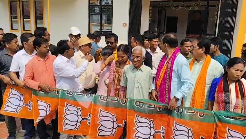 এডিসি নির্বাচনের আগে খোয়াইয়ে আইপিএফটি থেকে রাজীব ভট্টাচার্যের হাত ধরে বিজেপিতে যোগ ১১৩ ভোটারের 