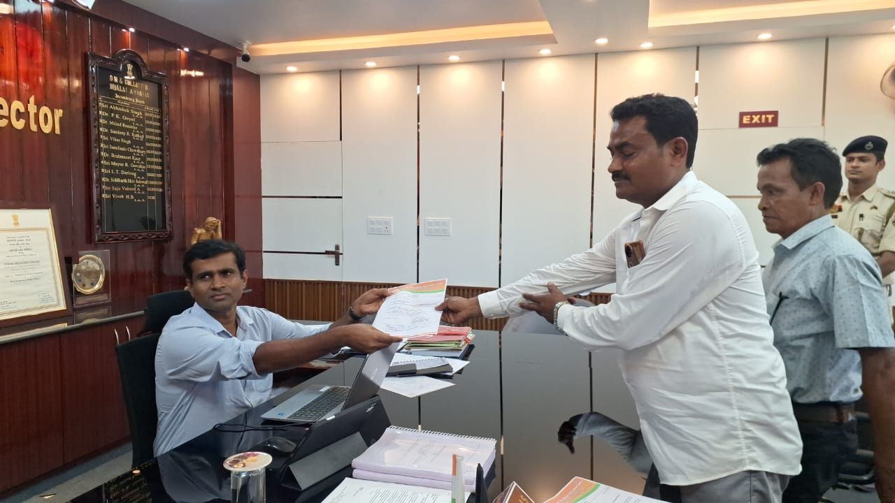 ধলাই জেলা শাসক ও সমাহর্তার নিকট ডেপুটেশনে মিলিত হয় ভারতীয় মজদুর সংঘ 