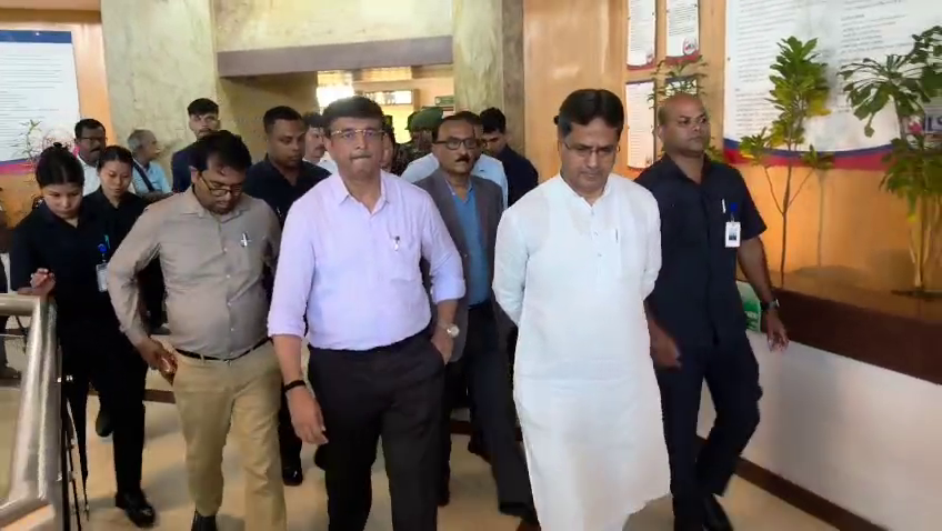 অসুস্থ মুখ্যসচিব জে. কে. সিনহা, হাসপাতালে দেখতে গেলেন মুখ্যমন্ত্রী; বললেন, ‘চিন্তার কোনও কারণ নেই’