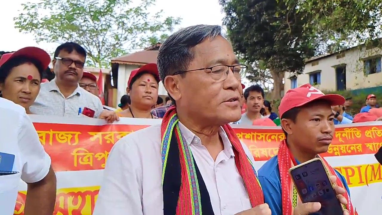 সিপিআইএম প্রার্থীর সমর্থনে মুঙ্গিয়াকামী বাজার এলাকায় এক বর্ণাঢ্য মিছিল ও বাজার সভা