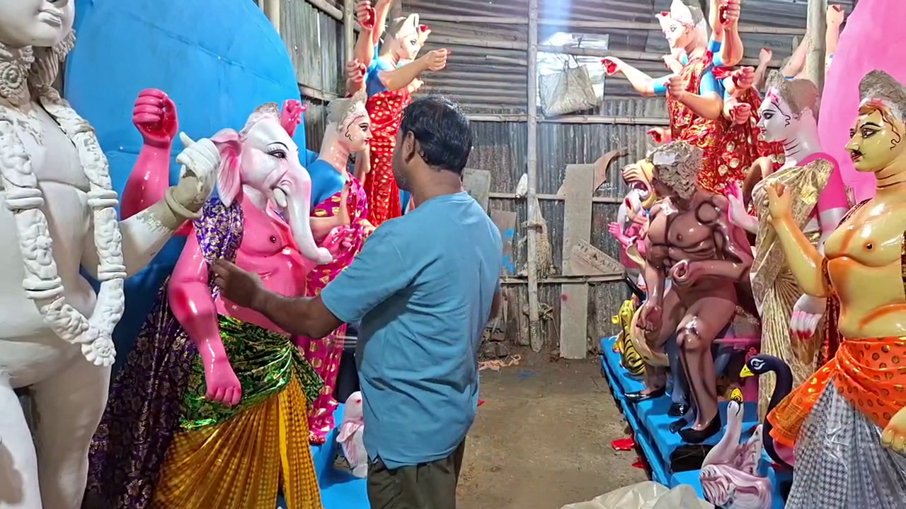 ধর্মনগর ও পানিসাগর মহকুমার বিভিন্ন এলাকায় দুর্গাপ্রতিমা তৈরিতে ব্যস্ত মৃৎশিল্পীরা