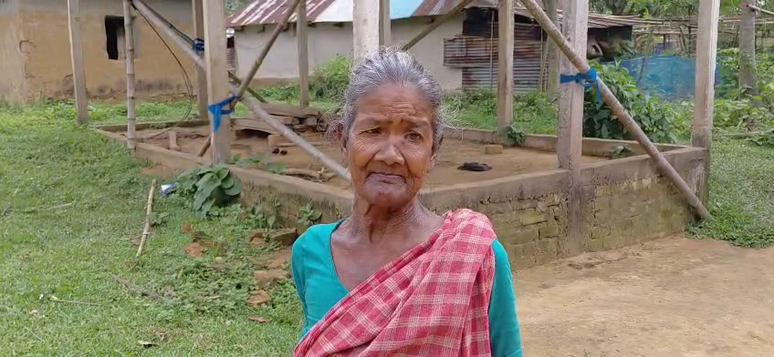 অসহায় এক বৃদ্ধা চা শ্রমিকের ৩২০০০ টাকা গিলে খেলো পঞ্চায়েতের নির্বাচিত সদস্য 