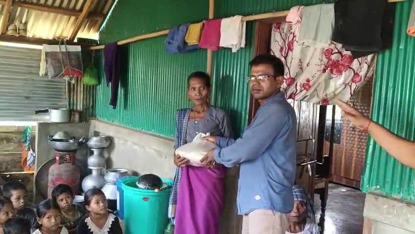 শিক্ষক স্বপন নমঃ - র উদ্যোগে জনজাতি গরিব দুঃস্থদের মধ্যে খাদ্য সামগ্রী এবং পড়ুয়াদের জন্য পঠন পাঠন সামগ্রী বিতরণ