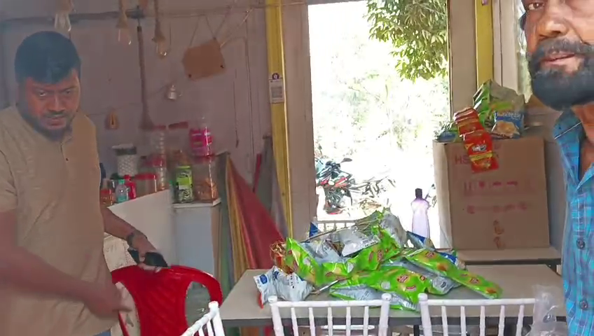 দরজার তালা ভেঙ্গে চোরের দল হানা দেয়