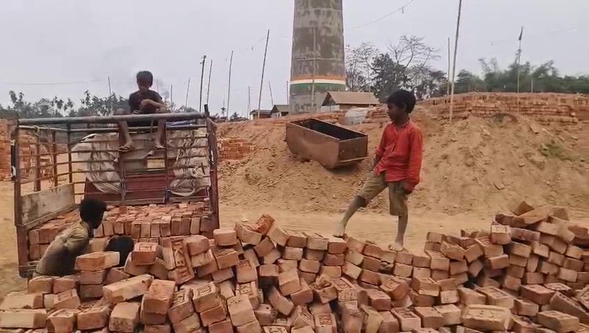  সরকারি নির্দেশকে বৃদ্ধাঙ্গুল দেখিয়ে ফটিকরায়ের কৃষ্ণনগর ইটভাটায় শিশু শ্রমের চাঞ্চল্যকর ঘটনা।