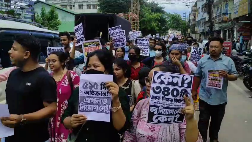 টেট উত্তীর্ণ ১৮৫৬ জনের একযোগে নিয়োগের দাবি নিয়ে শিক্ষা ভবনের সামনে বিক্ষোভ, জলকামান চালিয়ে আন্দোলনকারীদের গ্রেফতার