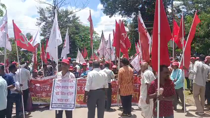 সি পি আই (এম )দলের চারটি অঙ্গ সংগঠনের ডাকে কমলপুরে  আইন অমান্য আন্দোলন