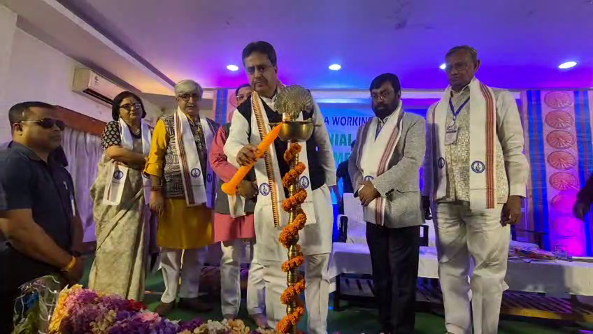 সাংবাদিকদের সমস্যাগুলি সাংবাদিকদেরকেই তুলে ধরতে হবে ।