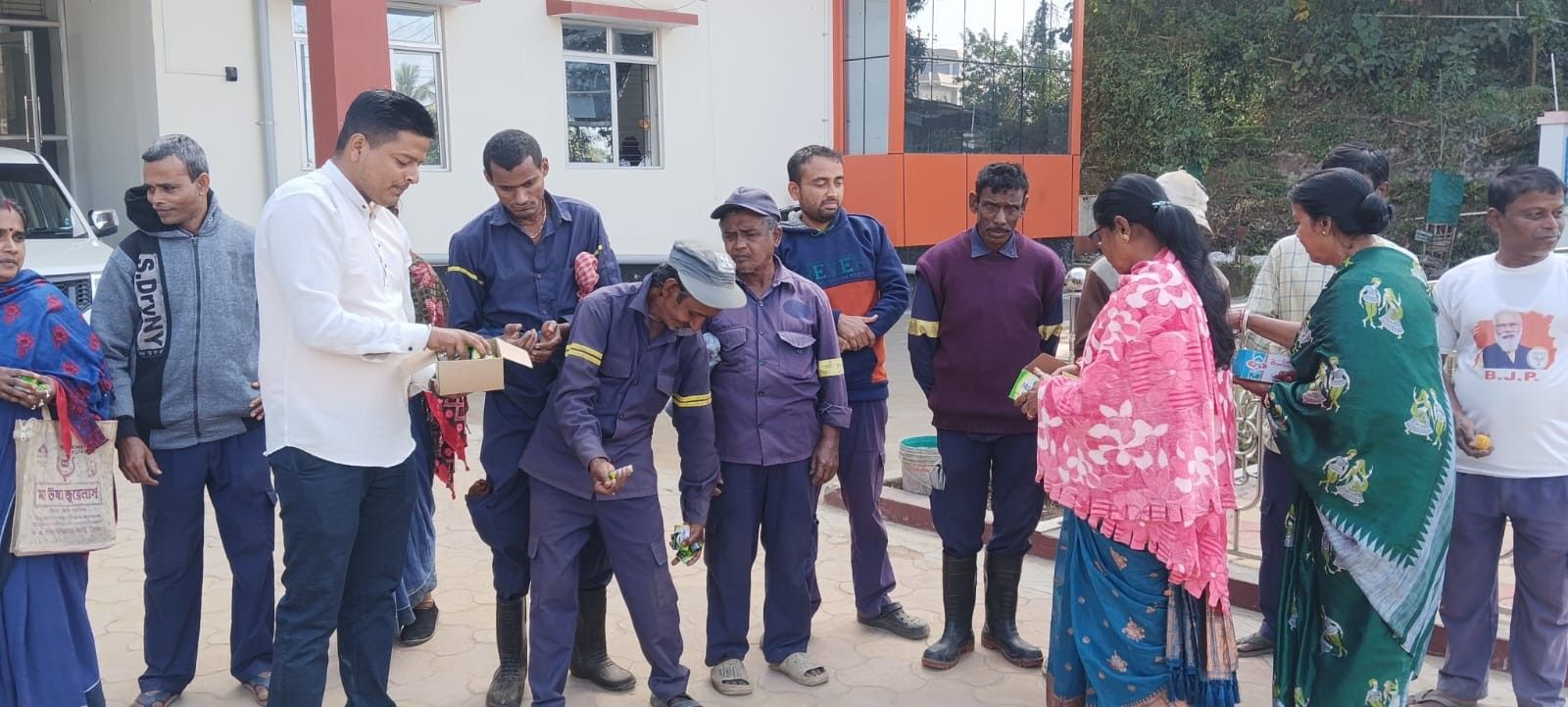 নিজের জন্মদিনে গরিব দুস্থদের সাহায্যে এগিয়ে এলো ২৭ বছরের বিক্রম পাল।