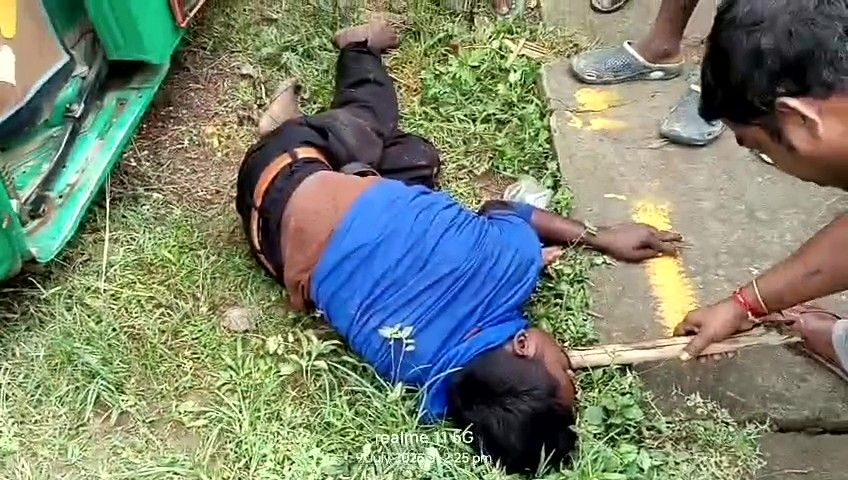 প্রকাশ্য দিবালোকে অটো চুরি ,পালাতে গিয়ে ধৃত চোর