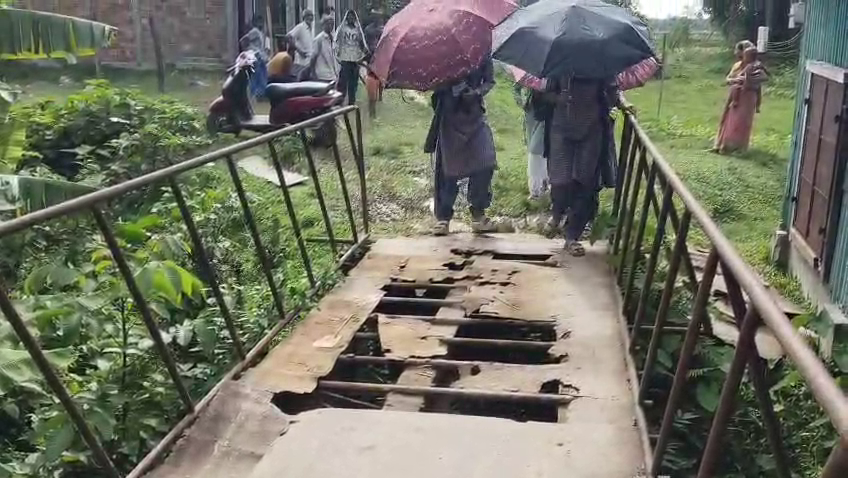 উন্নয়নের দাবির বিপরীতে মৃত্যুফাঁদে পদ্মবিল! ভাঙা রাস্তা ও ঝুঁকিপূর্ণ ব্রিজ পেরিয়ে স্কুলে যাচ্ছে শতাধিক পড়ুয়া