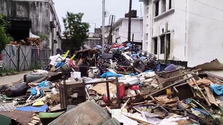  জিবি হাসপাতালের আবর্জনার স্তুপে হুইলচেয়ার