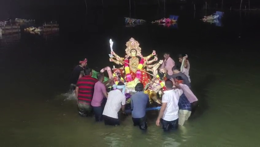 কুমারঘাটে প্রতিমা নিরঞ্জনকে ঘিরে, শহরজুড়ে জনজোয়ার    