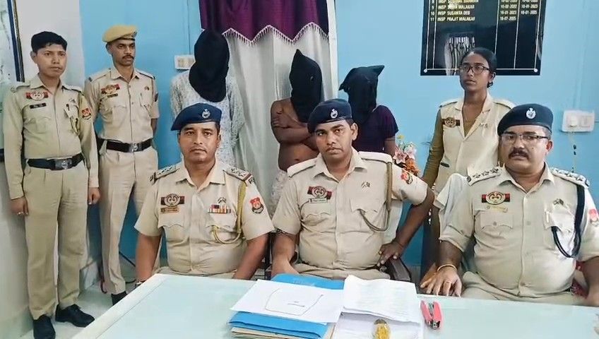 স্বর্ণালংকার ছিনতাই কান্ডে গ্রেপ্তার এক মহিলা সহ ৩ ছিনতাইকারী 