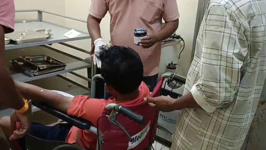 তৃষাবাড়ী এলাকায় বিদ্যুৎস্পৃষ্ট হয়ে গুরুতর আহত এক যুবক।